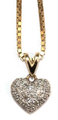 Herz-Anhänger, 585er GG/WG, mit Brillantbesetzt, L. (mit Öse) 1,3 cm, dazu venezianische Kette, 333er GG, L. 49 cm - фото 1