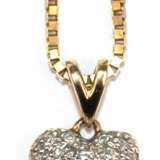 Herz-Anhänger, 585er GG/WG, mit Brillantbesetzt, L. (mit Öse) 1,3 cm, dazu venezianische Kette, 333er GG, L. 49 cm - фото 1