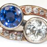 Saphir-Brillant-Diamant-Ring, 585er RG/Platin, ausgefasst mit 1 Saphir-Synthese (nicht bewertet), 1 Altschliff-Brillanten von ca. 0,52 ct., Si1-Si2, 6 Altschliff-Diamanten und 2 Diamantrosen von zus. ca. 0,07 ct., Ges.-G… - фото 1