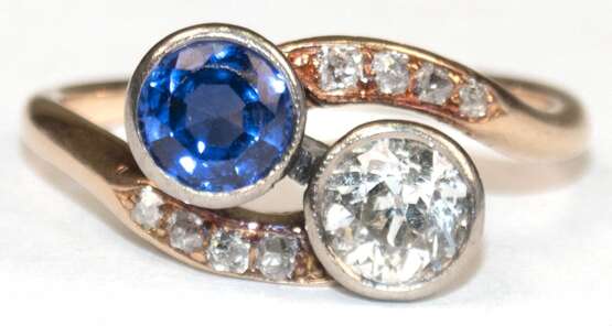 Saphir-Brillant-Diamant-Ring, 585er RG/Platin, ausgefasst mit 1 Saphir-Synthese (nicht bewertet), 1 Altschliff-Brillanten von ca. 0,52 ct., Si1-Si2, 6 Altschliff-Diamanten und 2 Diamantrosen von zus. ca. 0,07 ct., Ges.-G… - фото 1