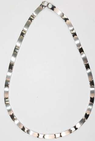 Collier, 925er Silber, geometrische Glieder z.T. satiniert, Karabinerverschluß, Gew. 30,13 g, L. ca. 47 cm, B. 0,7 cm - фото 1