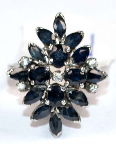 Ring, 925er Silber, tiefdunkelblaue Topase im Navette-Schliff und weiße Zirkonia, RG 53, Innendurchmesser 16,8 mm - фото 1 Ring, 925er Silber, tiefdunkelblaue Topase im Navette-Schliff und weiße Zirkonia, RG 53, Innendurchmesser 16,8 mm - фото 1