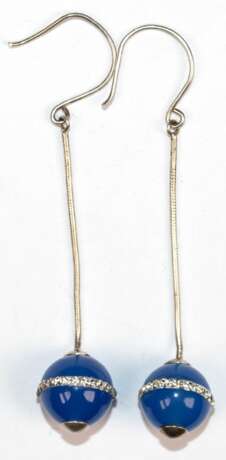 Ohrhänger, 925er Silber, an Schlangenkettchen montierte blaue Achatkugeln mit einem Ring aus Zirkonia im Zentrum der Kugel, Länge ca. 5,5 cm - photo 1 Ohrhänger, 925er Silber, an Schlangenkettchen montierte blaue Achatkugeln mit einem Ring aus Zirkonia im Zentrum der Kugel, Länge ca. 5,5 cm - photo 1