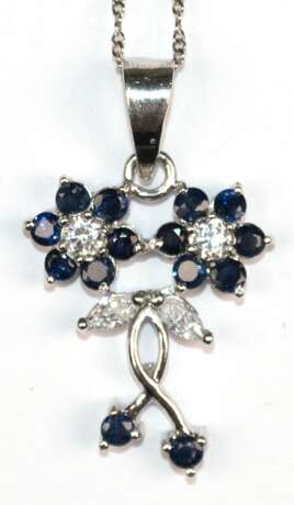 Kette mit Anhänger "Blütenzweig", 925er Silber, blaue Saphire und weiße Zirkonia, Maße mit Öse ca. 3,4 x 2,0 cm, Kettenlänge ca. 46 cm - фото 1 Kette mit Anhänger "Blütenzweig", 925er Silber, blaue Saphire und weiße Zirkonia, Maße mit Öse ca. 3,4 x 2,0 cm, Kettenlänge ca. 46 cm - фото 1