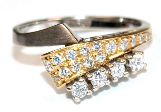 Brillant-Ring, 750er WG/GG, ausgefasst mit 20 Brillanten von zus. ca. 0,30 ct., Ges.-Gew. 4,03 g, RG 54 - фото 1 Brillant-Ring, 750er WG/GG, ausgefasst mit 20 Brillanten von zus. ca. 0,30 ct., Ges.-Gew. 4,03 g, RG 54 - фото 1