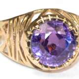 Amethyst-Ring, 750er GG (geprüft), durchbrochen gearbeitete Schauseite ausgefasst mit 1 rund facettierten Amethyst, Ges.-Gew. 4,89 g, RG 56 - photo 1