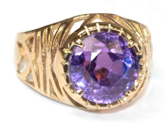 Amethyst-Ring, 750er GG (geprüft), durchbrochen gearbeitete Schauseite ausgefasst mit 1 rund facettierten Amethyst, Ges.-Gew. 4,89 g, RG 56 - photo 1 Amethyst-Ring, 750er GG (geprüft), durchbrochen gearbeitete Schauseite ausgefasst mit 1 rund facettierten Amethyst, Ges.-Gew. 4,89 g, RG 56 - photo 1