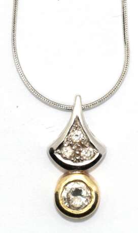 Anhänger, 585er WG/GG, ausgefasst mit 4 Brillanten, zentraler Stein, 0,25 ct., vsi, L. 1,7 cm, an zarter 750er WG-Kette, L. 46 cm - photo 1 Anhänger, 585er WG/GG, ausgefasst mit 4 Brillanten, zentraler Stein, 0,25 ct., vsi, L. 1,7 cm, an zarter 750er WG-Kette, L. 46 cm - photo 1