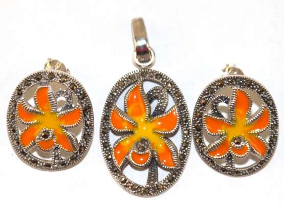 Set aus Ohrstecker und Anhänger, 925er Silber, gelb/ orange emaillierte Orchideen, Markasiten, Maße d. Ohrstecker ca. 2,3 x 1,9 cm, Anhänger mit Öse ca. 3,8 x 2,0 cm - photo 1 Set aus Ohrstecker und Anhänger, 925er Silber, gelb/ orange emaillierte Orchideen, Markasiten, Maße d. Ohrstecker ca. 2,3 x 1,9 cm, Anhänger mit Öse ca. 3,8 x 2,0 cm - photo 1
