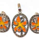 Set aus Ohrstecker und Anhänger, 925er Silber, gelb/ orange emaillierte Orchideen, Markasiten, Maße d. Ohrstecker ca. 2,3 x 1,9 cm, Anhänger mit Öse ca. 3,8 x 2,0 cm - photo 1
