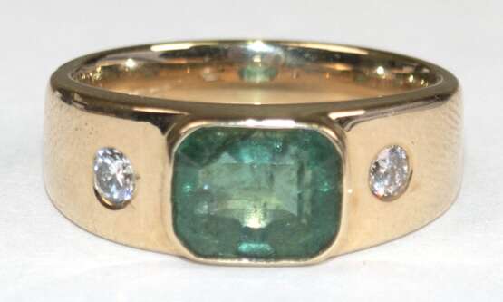 Smaragd-Brillant-Ring, 585er GG, ausgefasst mit 1 Smaragd mit facettiertem Treppenschliff, in kräftigem Grün von ca. 1,65 ct. und 2 Brillanten von zus. ca. 0,15 ct., Si-P1, Ges.-Gew. 7,70 g, RG 53 (Wiederbeschaffungswert… - photo 1 Smaragd-Brillant-Ring, 585er GG, ausgefasst mit 1 Smaragd mit facettiertem Treppenschliff, in kräftigem Grün von ca. 1,65 ct. und 2 Brillanten von zus. ca. 0,15 ct., Si-P1, Ges.-Gew. 7,70 g, RG 53 (Wiederbeschaffungswert… - photo 1