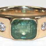 Smaragd-Brillant-Ring, 585er GG, ausgefasst mit 1 Smaragd mit facettiertem Treppenschliff, in kräftigem Grün von ca. 1,65 ct. und 2 Brillanten von zus. ca. 0,15 ct., Si-P1, Ges.-Gew. 7,70 g, RG 53 (Wiederbeschaffungswert… - photo 1
