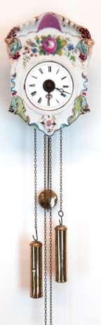 Porzellan-Schilderuhr, Schwarzwald Mitte 19. Jh., Floraldekor, emailliertes Zifferblatt mit Haarrissen, mit Pendel und 2 Gewichten, Funktion nicht geprüft, 24,5x18x9,5 cm - фото 1 Porzellan-Schilderuhr, Schwarzwald Mitte 19. Jh., Floraldekor, emailliertes Zifferblatt mit Haarrissen, mit Pendel und 2 Gewichten, Funktion nicht geprüft, 24,5x18x9,5 cm - фото 1