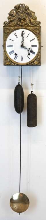 Comtoise, Halbstundenschlag auf Tonfeder, Faltpendel, 2 Gewichte und Kurbel, reliefierte Messingblech, Emaillezifferblatt mit römischen Zahlen, Ca. 140x26x18 cm - photo 1