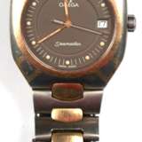 Herrenarmbanduhr "Omega"Seamaster Polaris, 750er Titangold, Quartzwerk, rundes graues Zifferblatt mit Punkt- und Stabindizes, zentraler Sekunde und Datumsanzeige, Dm. 3,2 cm, gangfähig, Gliederarmband mit Falts… - photo 1