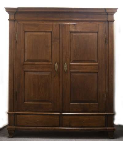 Biedermeier-Schrank, massiv Eiche, Norddeutschl., 2-türig, im Sockel 2 Schubkästen, 4 Einlegeböden, zerlegbar, 215x185x63 cm - Foto 1 Biedermeier-Schrank, massiv Eiche, Norddeutschl., 2-türig, im Sockel 2 Schubkästen, 4 Einlegeböden, zerlegbar, 215x185x63 cm - Foto 1