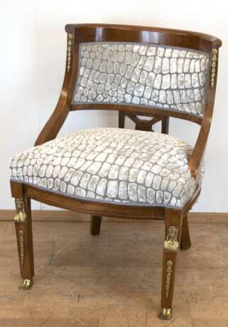 Sessel, 19. Jh., nußbaumfarben, gebogene Rückenlehne, mit figürlichen Bronzeapplikationen, neu bezogen, 84x58x46 cm - Foto 1 Sessel, 19. Jh., nußbaumfarben, gebogene Rückenlehne, mit figürlichen Bronzeapplikationen, neu bezogen, 84x58x46 cm - Foto 1