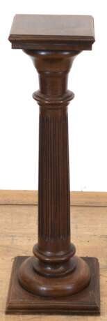 Holzsäule, mahgonifarbenes Holz, kannelierter Schaft, quadratischer Fuß und Platte, 70x25x25 cm - photo 1 Holzsäule, mahgonifarbenes Holz, kannelierter Schaft, quadratischer Fuß und Platte, 70x25x25 cm - photo 1