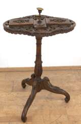 Gründerzeit-Rauchtisch, Nußbaum, reich floral beschnitzt, durchbrochene vierpassige Platte mit eingearbeitetem Aschenbecher, Kerzenleuchter, Zigarren-, Zigaretten- und Streichholzdose, Platte mit Riß, ges. 90x54x43 cm…