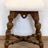 Gründerzeit-Hocker, Nußbaum, gedrechselte Beine, neu gepolstert und bezogen, 50x37x37 cm, dazu einzelnes Kissen - фото 1