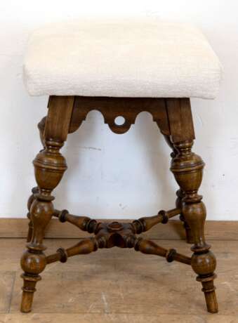 Gründerzeit-Hocker, Nußbaum, gedrechselte Beine, neu gepolstert und bezogen, 50x37x37 cm, dazu einzelnes Kissen - фото 1 Gründerzeit-Hocker, Nußbaum, gedrechselte Beine, neu gepolstert und bezogen, 50x37x37 cm, dazu einzelnes Kissen - фото 1
