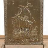 Ofenschirm, Messing, mit reliefierter Kogge, 57x40x16 cm - photo 1