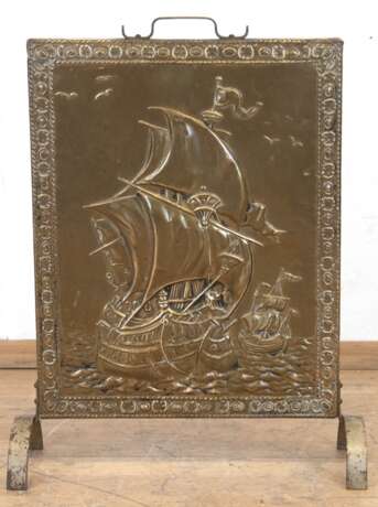 Ofenschirm, Messing, mit reliefierter Kogge, 57x40x16 cm - photo 1 Ofenschirm, Messing, mit reliefierter Kogge, 57x40x16 cm - photo 1