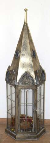 Laterne/ Windlicht, in Form eines Turmes, messingfarbenes Metall, 6-seitig verglast mit gesprossten Fernstern und 1 Tür, H. 93 cm - фото 1 Laterne/ Windlicht, in Form eines Turmes, messingfarbenes Metall, 6-seitig verglast mit gesprossten Fernstern und 1 Tür, H. 93 cm - фото 1