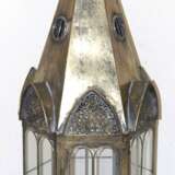 Laterne/ Windlicht, in Form eines Turmes, messingfarbenes Metall, 6-seitig verglast mit gesprossten Fernstern und 1 Tür, H. 93 cm - photo 1