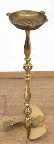 Großer maritimer Standaschenbecher, Messing, Fuß in Form einer Schiffsschraube, Aschenbecher mit 3 Ablagen mit Koggenrelief, H. 62 cm - фото 1 Großer maritimer Standaschenbecher, Messing, Fuß in Form einer Schiffsschraube, Aschenbecher mit 3 Ablagen mit Koggenrelief, H. 62 cm - фото 1