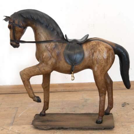 Figur "Pferd", Leder, auf Holzbrett mit Gebrauchspuren, 49x45x15 cm - photo 1 Figur "Pferd", Leder, auf Holzbrett mit Gebrauchspuren, 49x45x15 cm - photo 1