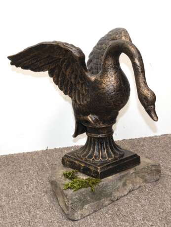 Schwan auf Naturstein, Schwan Metallguß bronziert, ges. 35x28x33 cm - photo 1 Schwan auf Naturstein, Schwan Metallguß bronziert, ges. 35x28x33 cm - photo 1