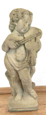Gartenfigur "Putto mit Geige", Steinguß, 58x18x18 cm - photo 1 Gartenfigur "Putto mit Geige", Steinguß, 58x18x18 cm - photo 1