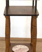 Meubles. Serviertisch, 3-etagig, Holz mit Marmorplatte, mit Messing-Galerie, unten fest montierter Teller, 87x38x38 cm