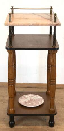 Serviertisch, 3-etagig, Holz mit Marmorplatte, mit Messing-Galerie, unten fest montierter Teller, 87x38x38 cm - photo 1 Serviertisch, 3-etagig, Holz mit Marmorplatte, mit Messing-Galerie, unten fest montierter Teller, 87x38x38 cm - photo 1