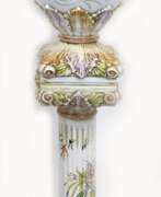 Meubles. Blumensäule mit Übertopf, Keramik, Italien, mit Blumen farbig staffiert, Säule, Deckplatte mit Kleberesten, 63x22x22 cm, Blumentopf auf quadratischem Fuß, mit 2 seitl. Maskaronen, H. 44 cm, Dm. 28 cm