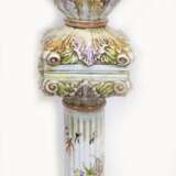 Blumensäule mit Übertopf, Keramik, Italien, mit Blumen farbig staffiert, Säule, Deckplatte mit Kleberesten, 63x22x22 cm, Blumentopf auf quadratischem Fuß, mit 2 seitl. Maskaronen, H. 44 cm, Dm. 28 cm - фото 1