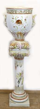 Blumensäule mit Übertopf, Keramik, Italien, mit Blumen farbig staffiert, Säule, Deckplatte mit Kleberesten, 63x22x22 cm, Blumentopf auf quadratischem Fuß, mit 2 seitl. Maskaronen, H. 44 cm, Dm. 28 cm - photo 1 Blumensäule mit Übertopf, Keramik, Italien, mit Blumen farbig staffiert, Säule, Deckplatte mit Kleberesten, 63x22x22 cm, Blumentopf auf quadratischem Fuß, mit 2 seitl. Maskaronen, H. 44 cm, Dm. 28 cm - photo 1