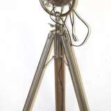 Designer-Stehlampe in Form eines Scheinwerfers mit verstellbarem Neigungswinkel, 1-flammig, Metall, auf höhenverstellbarem Dreibein-Stativ, H. ca. 125 cm - 200 cm - фото 1