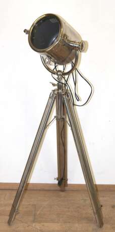 Designer-Stehlampe in Form eines Scheinwerfers mit verstellbarem Neigungswinkel, 1-flammig, Metall, auf höhenverstellbarem Dreibein-Stativ, H. ca. 125 cm - 200 cm - фото 1 Designer-Stehlampe in Form eines Scheinwerfers mit verstellbarem Neigungswinkel, 1-flammig, Metall, auf höhenverstellbarem Dreibein-Stativ, H. ca. 125 cm - 200 cm - фото 1