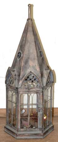 Laterne/ Windlicht, in Form eines Turmes, kupferfarbenes Metall, 6-seitig verglast mit gesprossten Fernstern und 1 Tür, H. 60 cm - фото 1 Laterne/ Windlicht, in Form eines Turmes, kupferfarbenes Metall, 6-seitig verglast mit gesprossten Fernstern und 1 Tür, H. 60 cm - фото 1