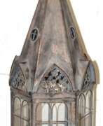 Meubles. Laterne/ Windlicht, in Form eines Turmes, kupferfarbenes Metall, 6-seitig verglast mit gesprossten Fernstern und 1 Tür, H. 60 cm