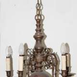 Deckenlampe, Kupfer/Messing, 5-flammig, gegliederter Schaft mit Kugelabschluß und 5 geschwungenen Leuchterarmen, Kugel gedellt, Lampenarme lose H. ca. 60 cm, Dm. ca. 55 cm - фото 1