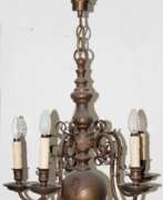 Meubles. Deckenlampe, Kupfer/Messing, 5-flammig, gegliederter Schaft mit Kugelabschluß und 5 geschwungenen Leuchterarmen, Kugel gedellt, Lampenarme lose H. ca. 60 cm, Dm. ca. 55 cm