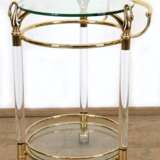 Servierwagen, Messinggestell auf Rädern mit 2 runden Glasböden, 3 Kunststoffsäulen, H. 69 cm, L. 54 cm - фото 1
