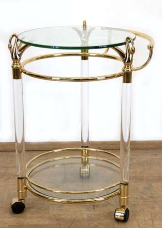 Servierwagen, Messinggestell auf Rädern mit 2 runden Glasböden, 3 Kunststoffsäulen, H. 69 cm, L. 54 cm - фото 1 Servierwagen, Messinggestell auf Rädern mit 2 runden Glasböden, 3 Kunststoffsäulen, H. 69 cm, L. 54 cm - фото 1