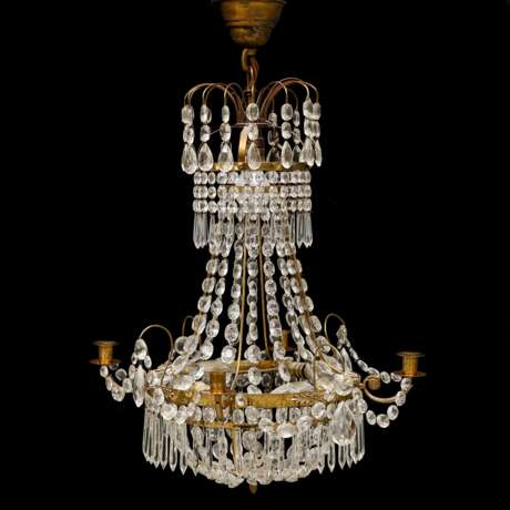 Prismenleuchter, um 1920/30, 5-flammig, Messing-Gestell mit reichem Kristallbehang, an Messing-Reifen 4 gebogene Kerzenleuchterarme, H. ca. 76 cm, Dm. 60 cm - фото 1 Prismenleuchter, um 1920/30, 5-flammig, Messing-Gestell mit reichem Kristallbehang, an Messing-Reifen 4 gebogene Kerzenleuchterarme, H. ca. 76 cm, Dm. 60 cm - фото 1