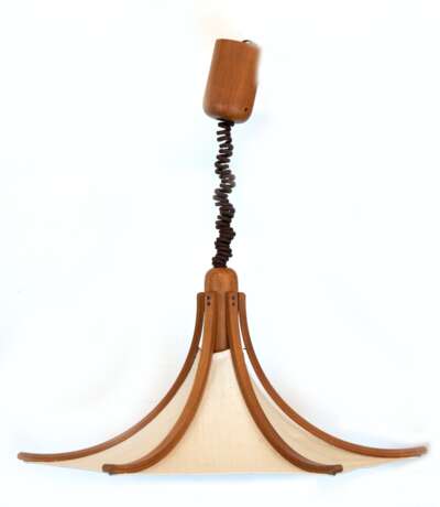 Deckenlampe, Dänemark, 1-flammig, sechseckiger, beiger Stoffschirm mit Teakholzstreben, Baldachin aus Teakholz, H. ca. 65 cm, Dm. 65 cm - photo 1 Deckenlampe, Dänemark, 1-flammig, sechseckiger, beiger Stoffschirm mit Teakholzstreben, Baldachin aus Teakholz, H. ca. 65 cm, Dm. 65 cm - photo 1