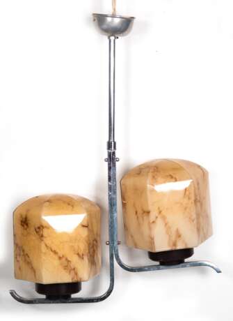 Art Deco-Deckenlampe, 2-flammig, verchromtes Gestell, 2 marmorierte, sechskantige Glasschirme, 55x40x16 cm - photo 1 Art Deco-Deckenlampe, 2-flammig, verchromtes Gestell, 2 marmorierte, sechskantige Glasschirme, 55x40x16 cm - photo 1