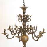 Kronleuchter, Mitte 19. Jh., Bronze, Balusterschaft mit 6 eingehängten, reich verzierten Volutenarmen mit Kerzentülle, darüber 6 kleine eingehängte Zierarme mit plastischen Blüten, 2 Zierelemente fehlen, Dm. ca. 65 cm, … - photo 1